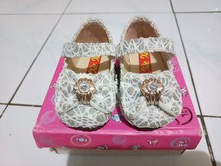 Sepatu pesta anak perempuan