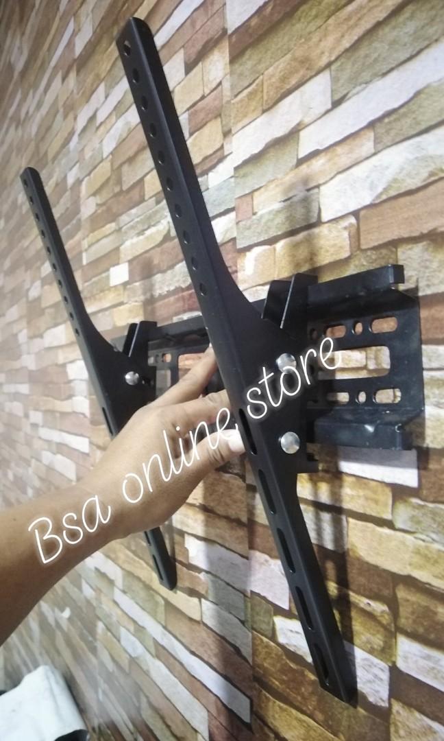 TV TILT wall bracket (Category: TV Parts & Accessories) located in Quezon City. Submitted by smithwarren46 (Listing ID 1088726141, Image 1). Description: Brandnew P300 #tilttvwallbracket For tv screen 32"-55" flat panel tv Load capacity 30kg.tilt -5°+15° Easy to install. Color black. Pick up lagro Q.c or via delivery service rider po. More item for sale.. like or follow my page #BSAonlinestore https://www.facebook.com/BSA-online-store-10406342807