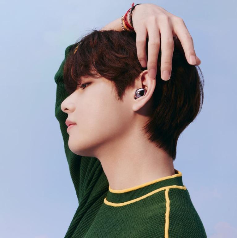 BTS V is wearing Samsung Buds Pro phantom violet Audio