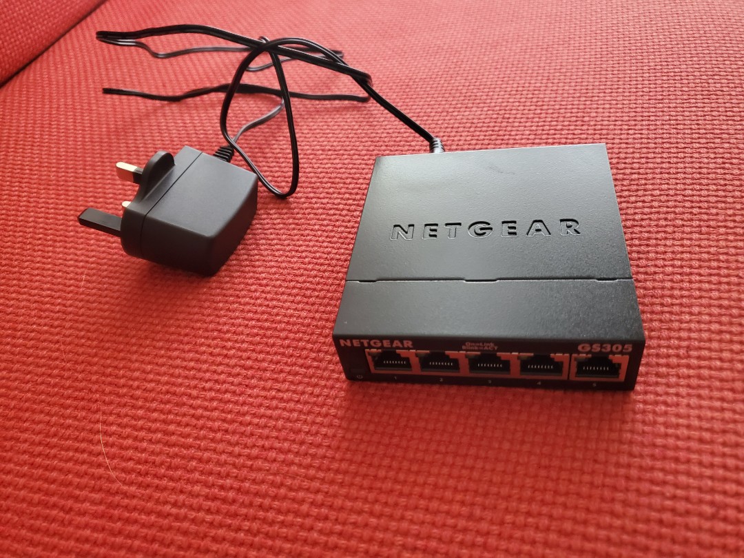 Switch Netgear GS305v3, 電腦＆科技, 電腦周邊及配件, Wifi及上網相關產品 Carousell