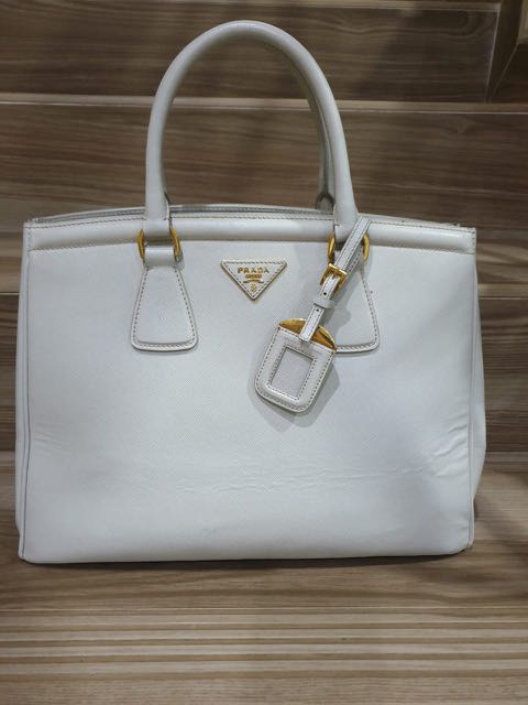 prada bag classic