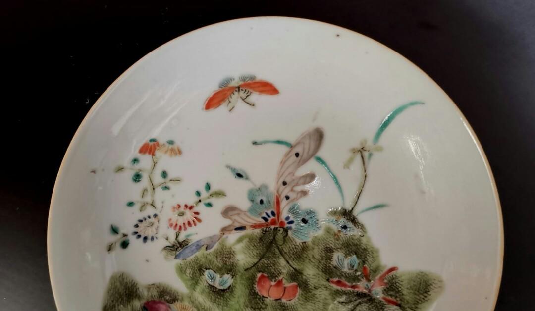 清 粉彩花蝶紋蓋罐 大清同治年制款 中国 古美術(