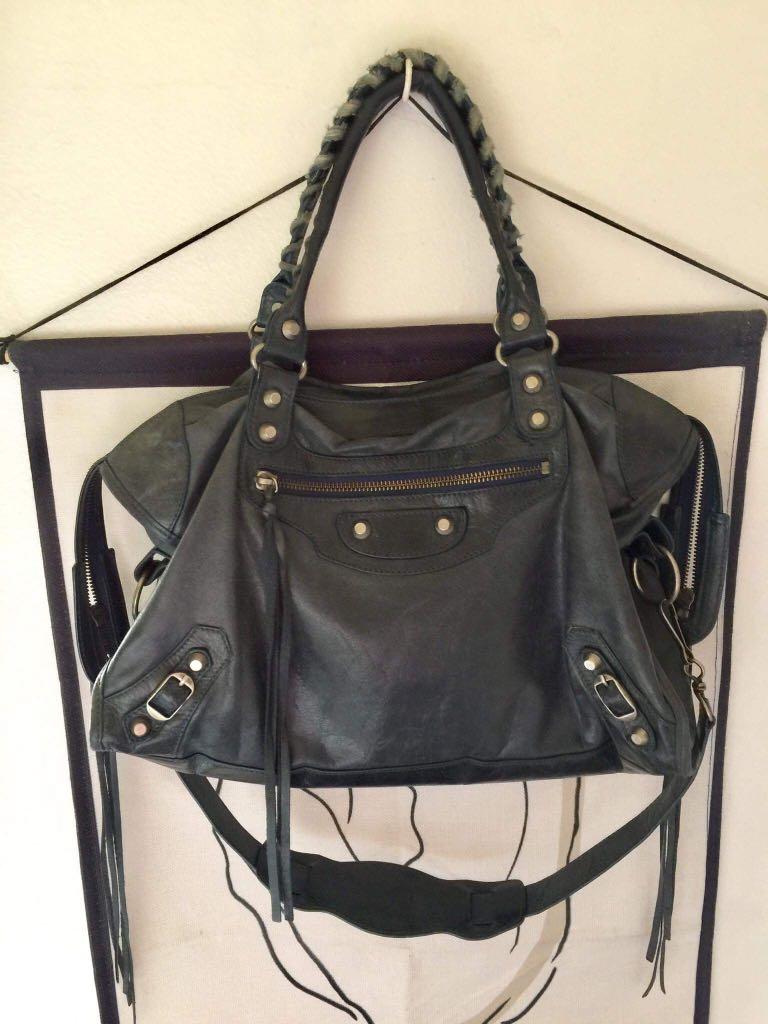 Balenciaga Medium (Category: Luxury Bags & Wallets) located in Makati City. Submitted by sellim_ (Listing ID 1089169729, Image 1). Description: No inclusions NEGOTIABLE.