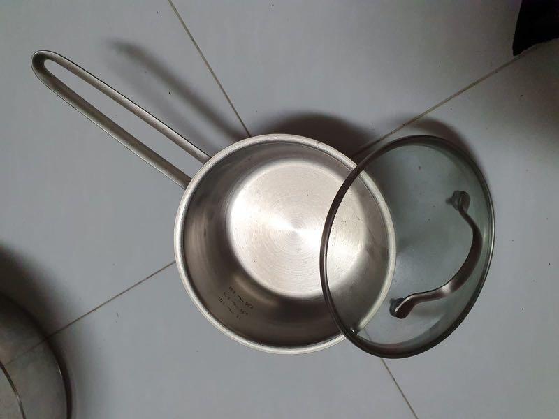 Kitchenware (Category: Other Kitchenware & Tableware) located in Singapore. Submitted by bocha2018_sha (Listing ID 1089307309, Image 3). Description: Used kitchenware available. Select any item to discuss on pricing or u provide ur budget. Interested, pls call 94891081. .