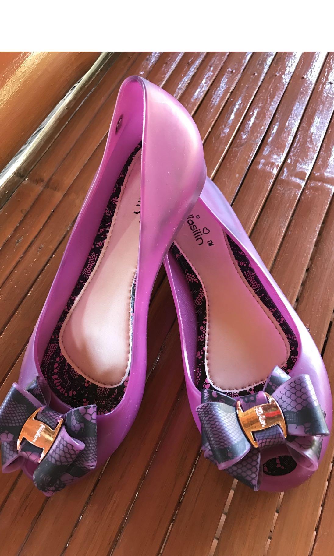 Shoes US5 (Category: Flats & Sandals) located in Manila. Submitted by nallazaid (Listing ID 1089237562, Image 2). Description: Shoes US5 -New Jiadilin-Like melissa shoes.