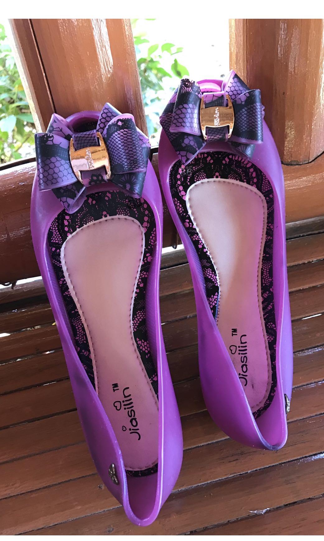 Shoes US5 (Category: Flats & Sandals) located in Manila. Submitted by nallazaid (Listing ID 1089237562, Image 1). Description: Shoes US5 -New Jiadilin-Like melissa shoes.