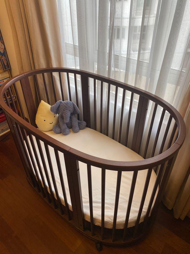 Stokke 2025 sleepi walnut