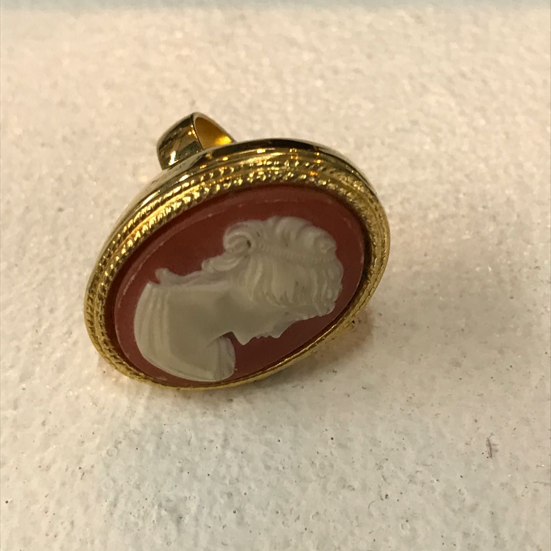 Avon top cameo ring
