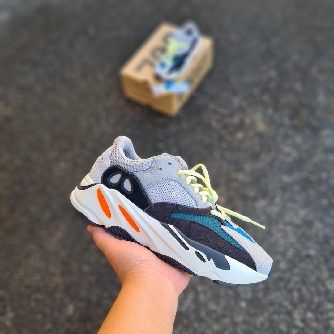 Yeezy boost 700 og 2025 women's