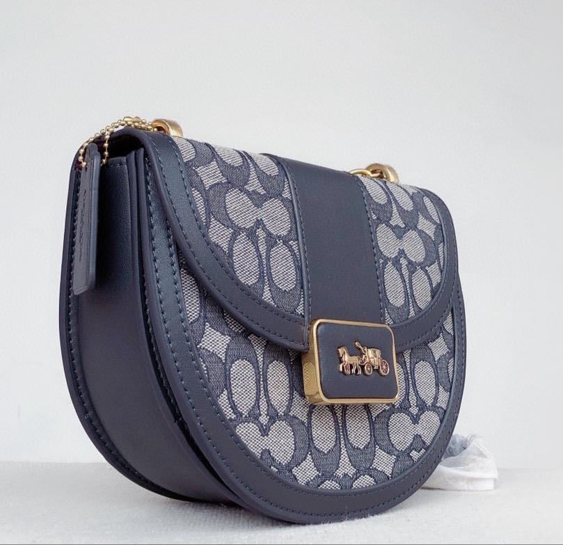 Coach Alie Saddle Bag in Signature Jacquard, 女裝, 手袋及銀包, 長銀包 Carousell