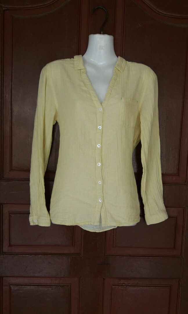 Kemeja V neck, Fesyen Pria, Pakaian , Atasan di Carousell