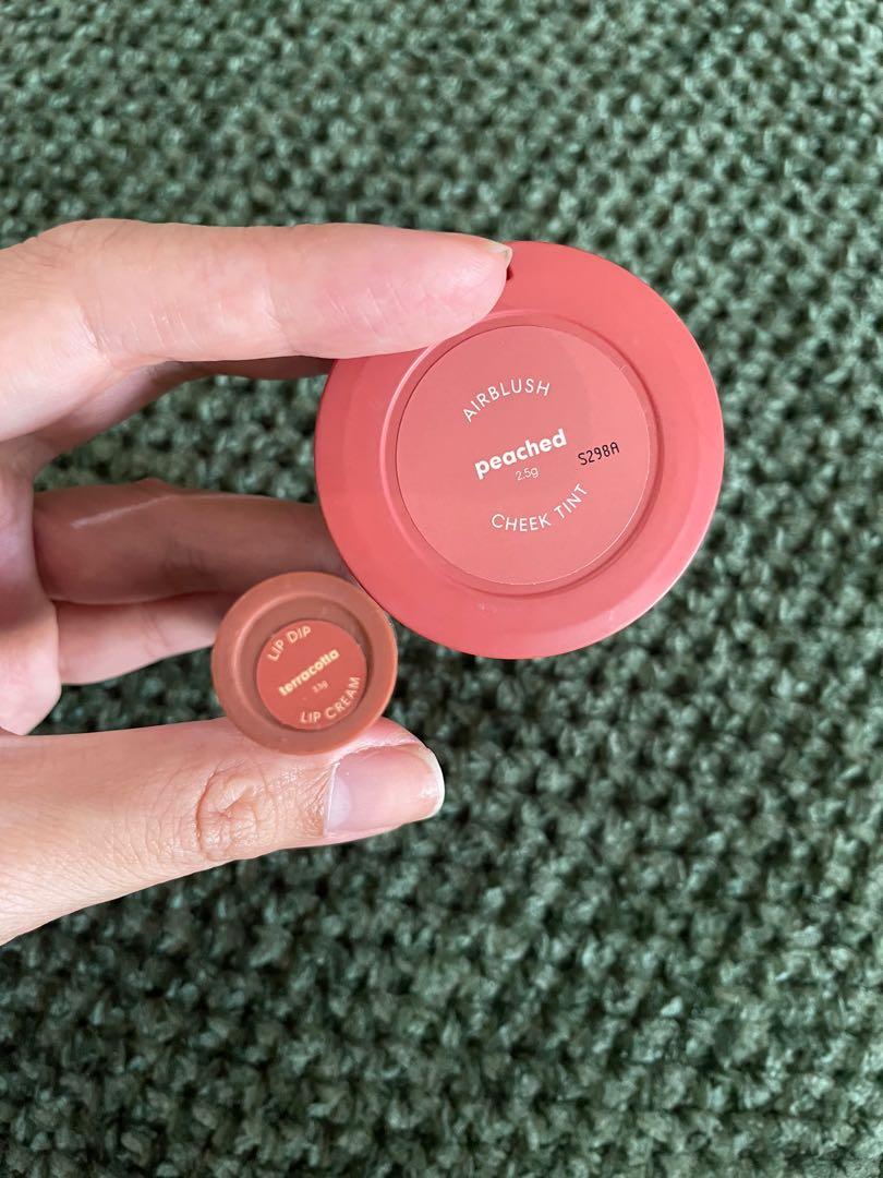 SUNNIES FACE Lip Dip + Air Blush (Category: Makeup) located in Manila. Submitted by dianadebelen (Listing ID 1089691500, Image 2). Description: Lip Dip (Terracotta) Air Blush (Peached).
