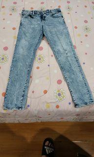 Used American Eagle Distressed Jeans size 31