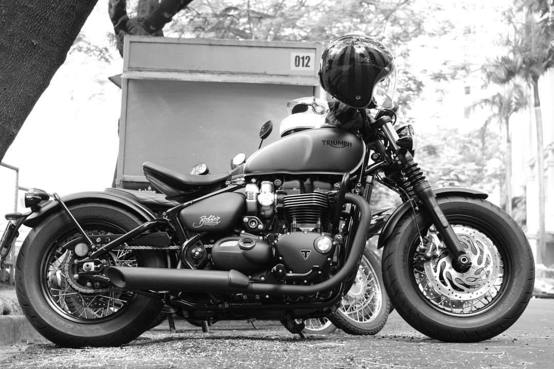 Bobber black online triumph 2020