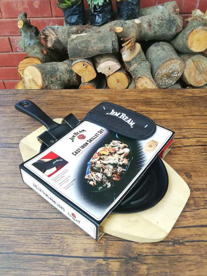 https://media.karousell.com/media/photos/products/2021/5/25/jim_beam_cast_iron_skillet_set_1621938836_b8f8439c.jpg