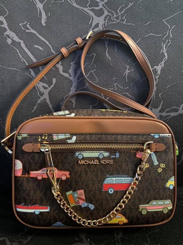 jernbane fuldstændig sum Michael Kors Desert Road Trip Crossbody Camera bag (Read descritpion),  Luxury, Bags & Wallets on Carousell