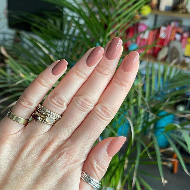 Essie online pinned up
