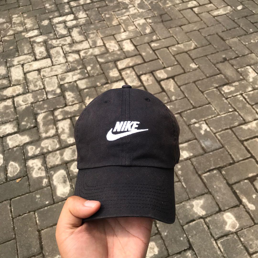 Topi Baseball Nike Script Script Sedikit Fade