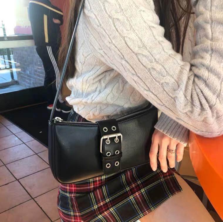 Brandy melville 2025 baguette bag