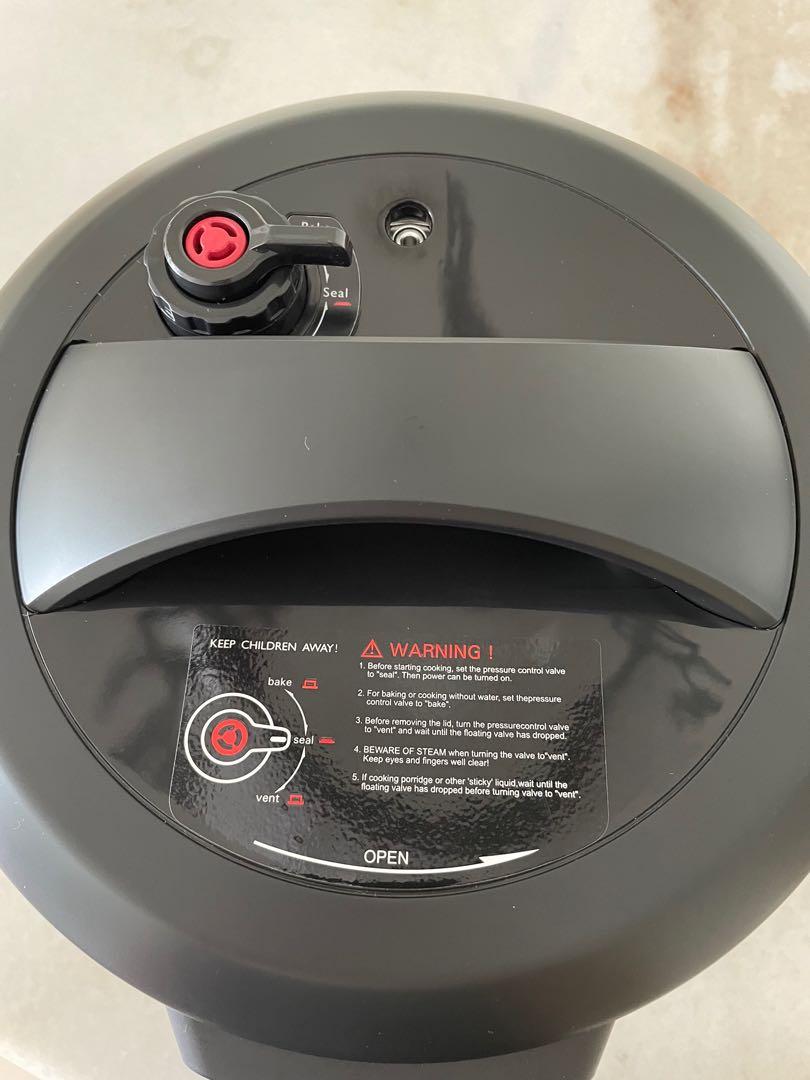Multi Function Cooker (Category: Other Kitchen Appliances) located in Singapore. Submitted by bigeyejo (Listing ID 1090056431, Image 7). Description: Used less than 5 times.