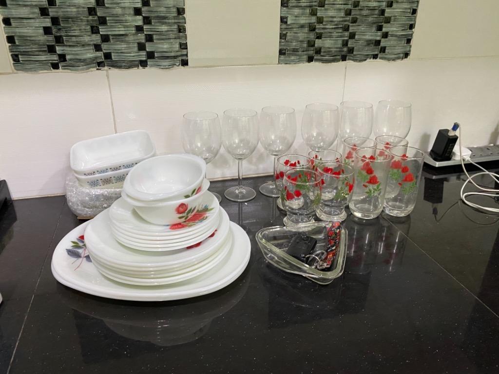 Pyrex (Category: Bakeware) located in Pasir Gudang. Submitted by cekgu_shima (Listing ID 1090145240, Image 3). Description: June rose Oval plate rm100/pcs Side plate 8.5” rm45/pcs Piring kuih 6” cottage rose rm40/pcs Gelas kaki rm100 Gelas corak june rose tinggi rm100 Gelas corak june rose rendah rm80 Mangkuk empat segi chelsea tiada tutup rm 50 .