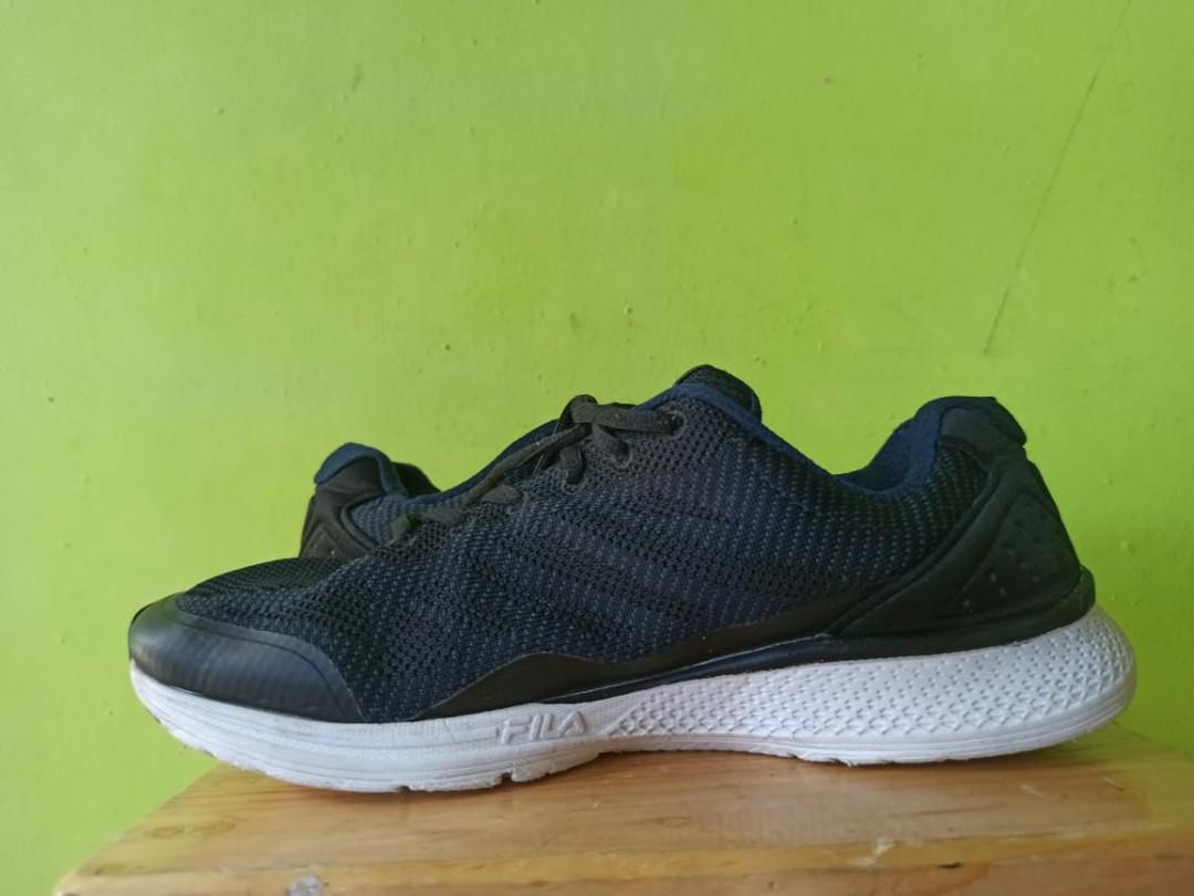 FILA MEMORY STARTUP Fesyen Pria Sepatu Sneakers di Carousell