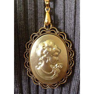 Gold and Gold  Victorian Lady 40mm Cameo Statement Gold Plated Chain Necklace  40 by 30mm resin cameo  Gold Plated setting and 20 inch Chain  Very good condition and quality  #cameo #pendant #necklace #jewelry