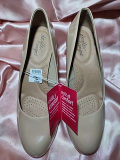 Payless-Fiona Shoes, Women's Fashion, Footwear, Flats & Sandals on Carousell