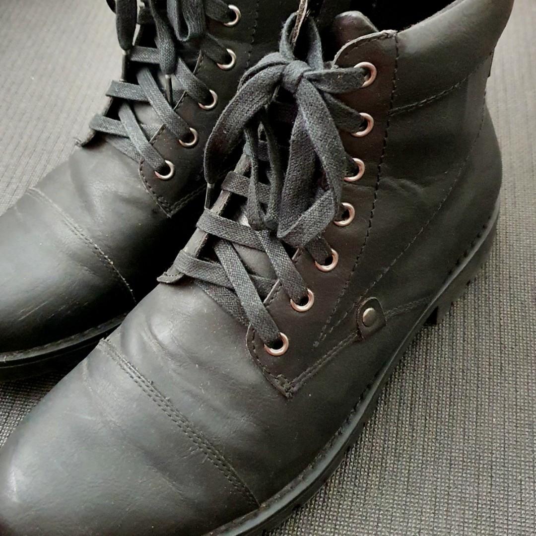 Pull and best sale bear boots mens