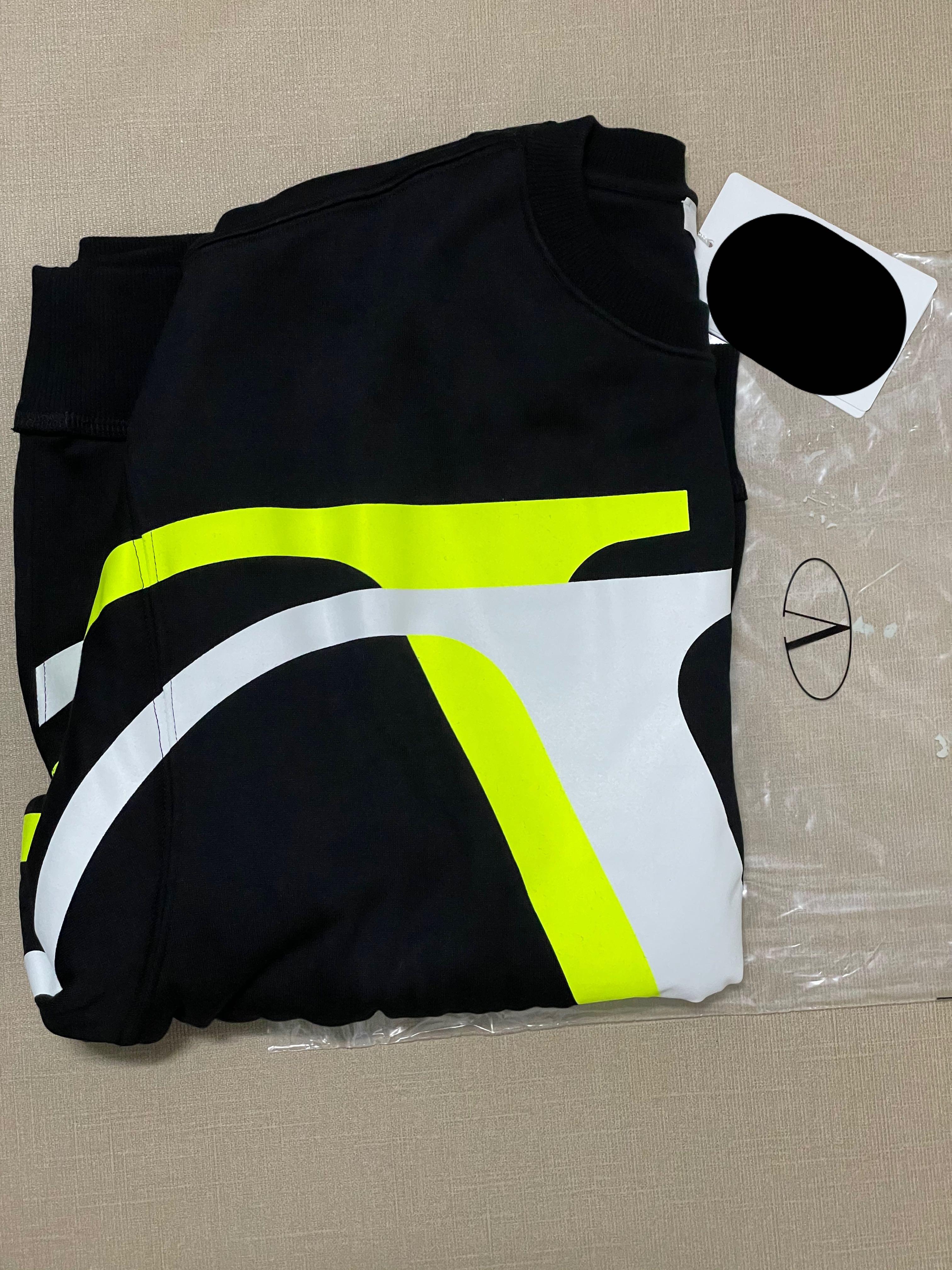 Valentino Maxi V logo sweatshirt Small (Category: Luxury Apparel) located in Makati City. Submitted by mav1001 (Listing ID 1090380611, Image 2). Description: - Brand new - size Small - 54k website price.