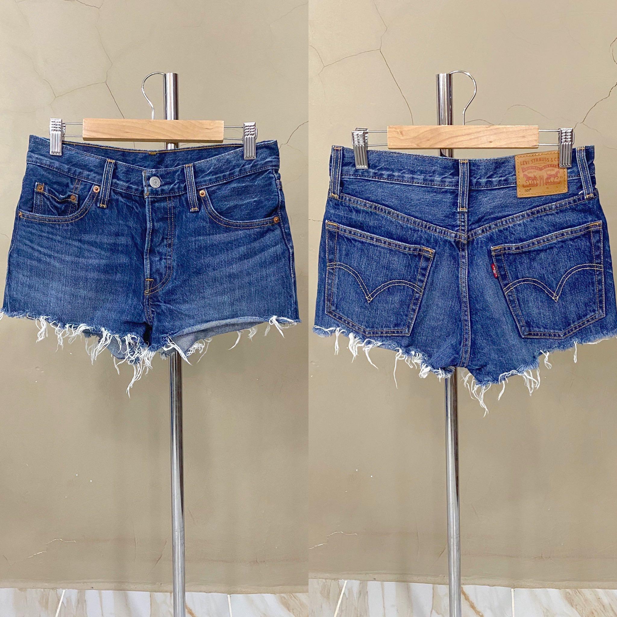 Top 50+ imagen levi's distressed denim shorts womens Thptnganamst.edu.vn