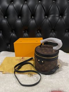 (Category: ) located in . Submitted by luxurious_wardrobe (Listing ID 1090576448, Image 1). Description: .