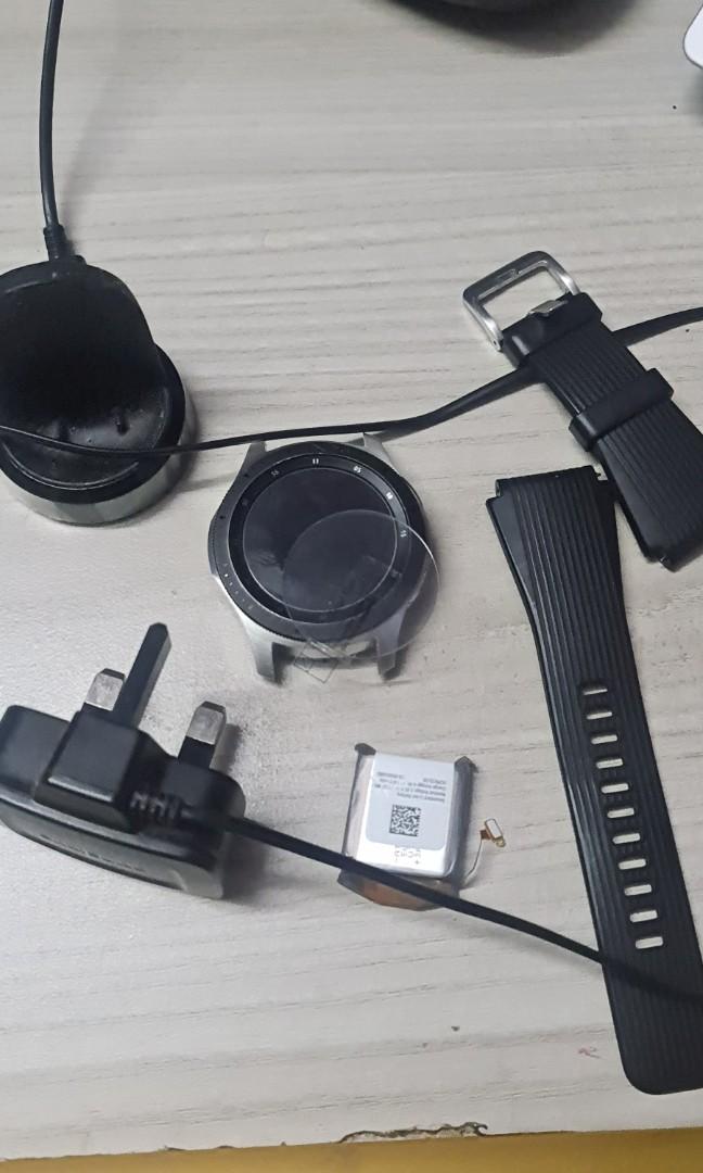 Samsung galaxy watch 44mm not charging, Mobile Phones & Gadgets