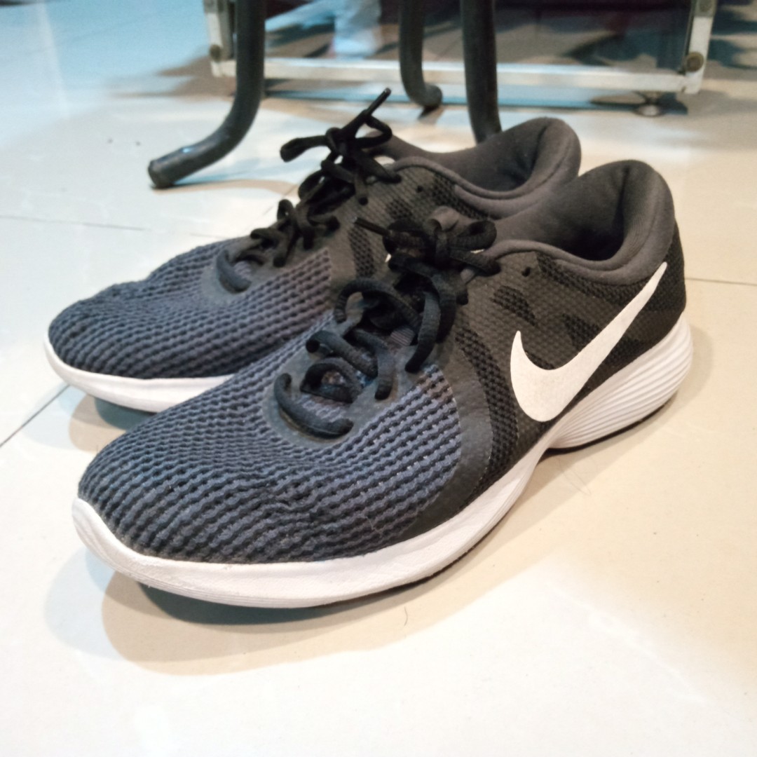Harga sepatu sales nike revolution 4