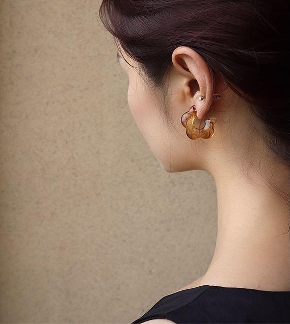 SG Stock French Artistic Urban Simple Retro Tortoise Caramel Amber Resin Flower Hoop Earrings