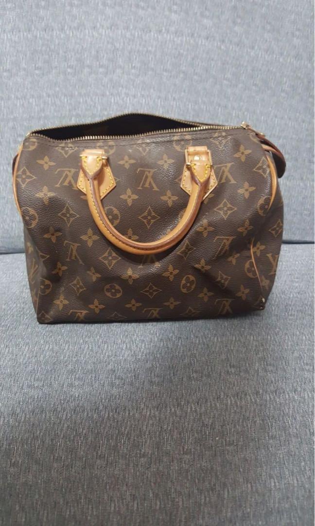 Top Grade Quality LV Doctors Bag (Category: Shoulder Bags) located in Caloocan City. Submitted by skeeeeeeeeeks (Listing ID 1090604203, Image 1). Description: Top Grade Quality LV Damier Doctors Bag Selling it low because of minimal issue shown on the pic, swipe swipe swipe!! ❤️❤️ #LVBAGS #LVBAGLOVERS #LVLOVERS #LouisVuittonBag.