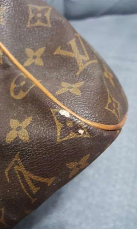 Top Grade Quality LV Doctors Bag (Category: Shoulder Bags) located in Caloocan City. Submitted by skeeeeeeeeeks (Listing ID 1090604203, Image 2). Description: Top Grade Quality LV Damier Doctors Bag Selling it low because of minimal issue shown on the pic, swipe swipe swipe!! ❤️❤️ #LVBAGS #LVBAGLOVERS #LVLOVERS #LouisVuittonBag.