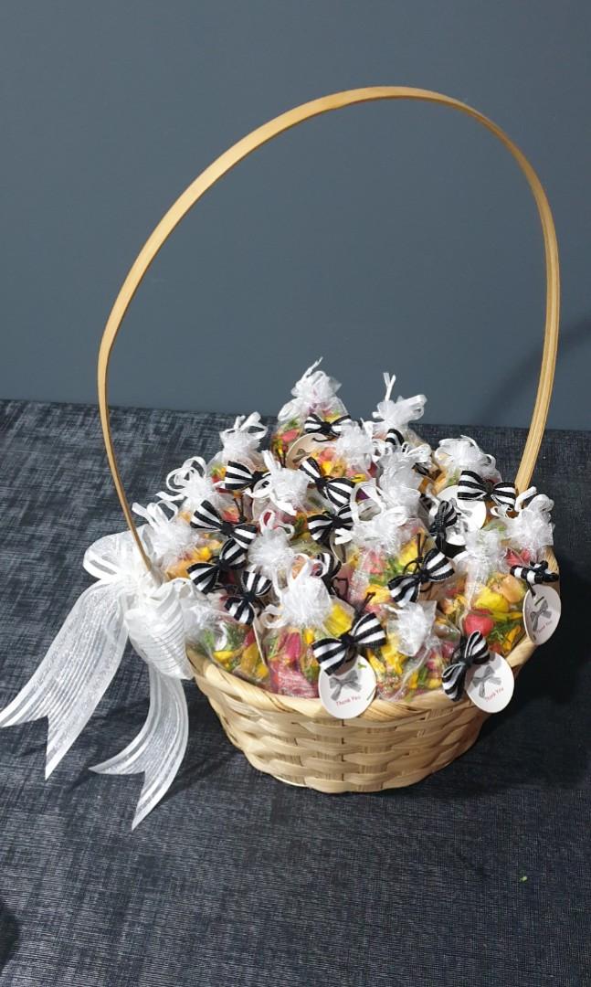 Bunga rampai Drawstring (Category: Occasions & Party Supplies) located in Singapore. Submitted by mamihut (Listing ID 285772947, Image 2). Description: Bunga rampai Drawstring $$36/- ☆ Pack of 30 ☆ Price inclusive of bunga rampai ☆ Drawsting colours: pink,blue, black,green,maroon with matching ribbons ☆ Ribbons with matching ☆ Handmade scented bunga rampai with fresh flowers ☆ Any occasion 》For ordering - 1 week in advance - Deposit of $10 (No re