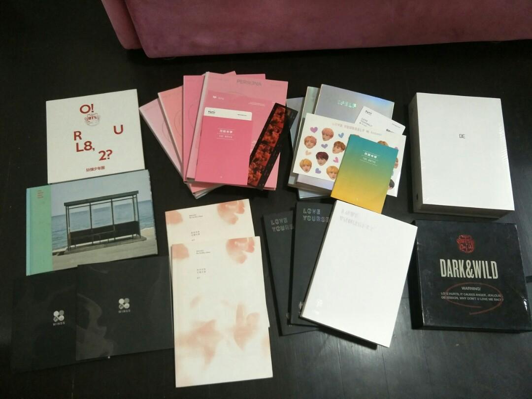 Koleksi album kpop BTS lengkap berbagai era termasuk Love Yourself, Dark & Wild, dan Map of the Soul tersusun rapi di lantai