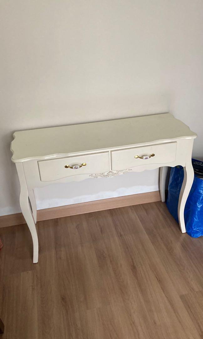 Console table (Category: TV Consoles) located in Shah Alam. Submitted by lina221982 (Listing ID 1090778357, Image 1). Description: .
