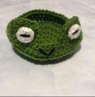 crochet frog jewelry / trinkets tray holder or coaster