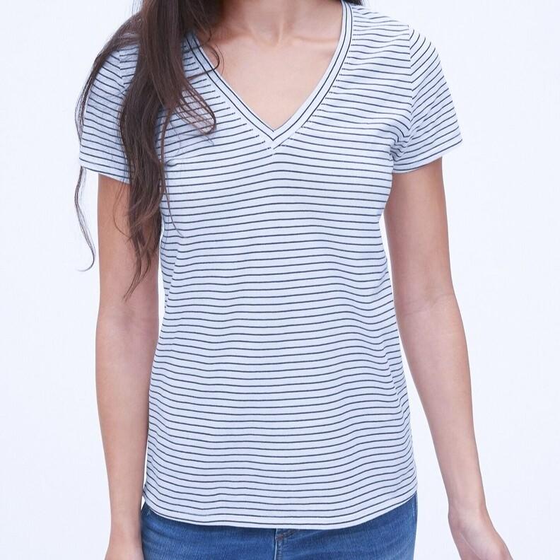 Gap Striped Tee (Category: Shirts) located in Marikina City. Submitted by happycache (Listing ID 1090611816, Image 2). Description: BNWOT ♡ Available in XS (2) XSmall | 18" width 25" length Model is wearing size small Dm if interested ♡ © GAP.