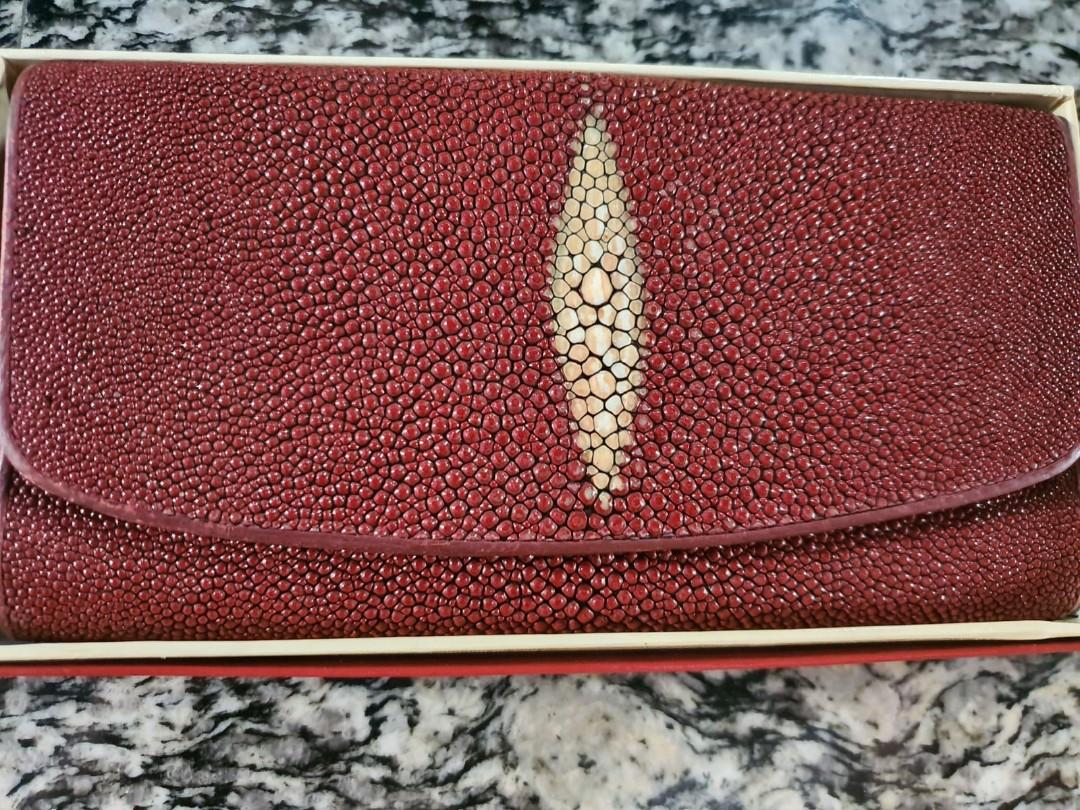 Luck wallet (Category: Bags & Wallets) located in Singapore. Submitted by cleverflower.0ee6f0 (Listing ID 1090840721, Image 1). Description: luck wallet.