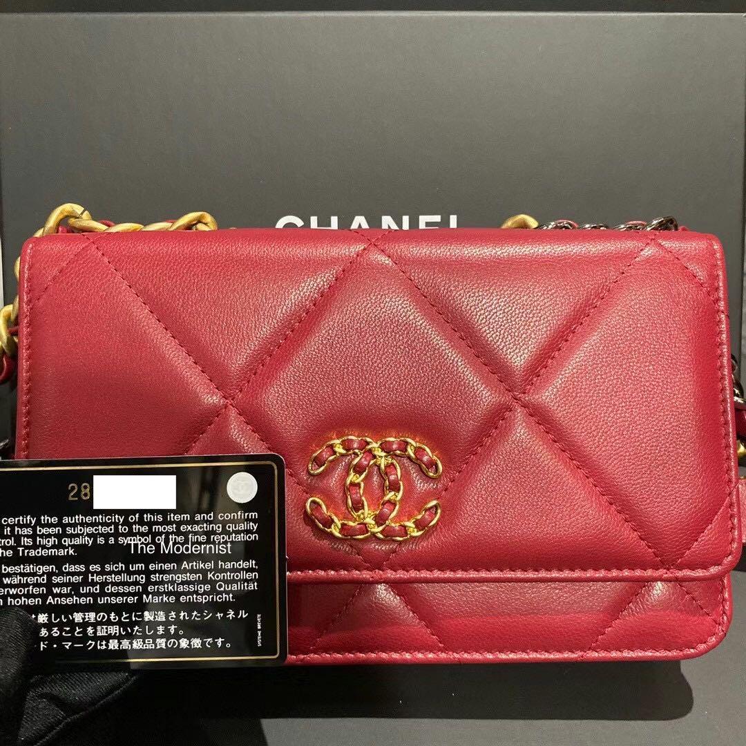 AUTHENTIC CHANEL Caviar Medium Compact Wallet 24k Gold Hardware ❤️, Luxury,  Bags & Wallets on Carousell