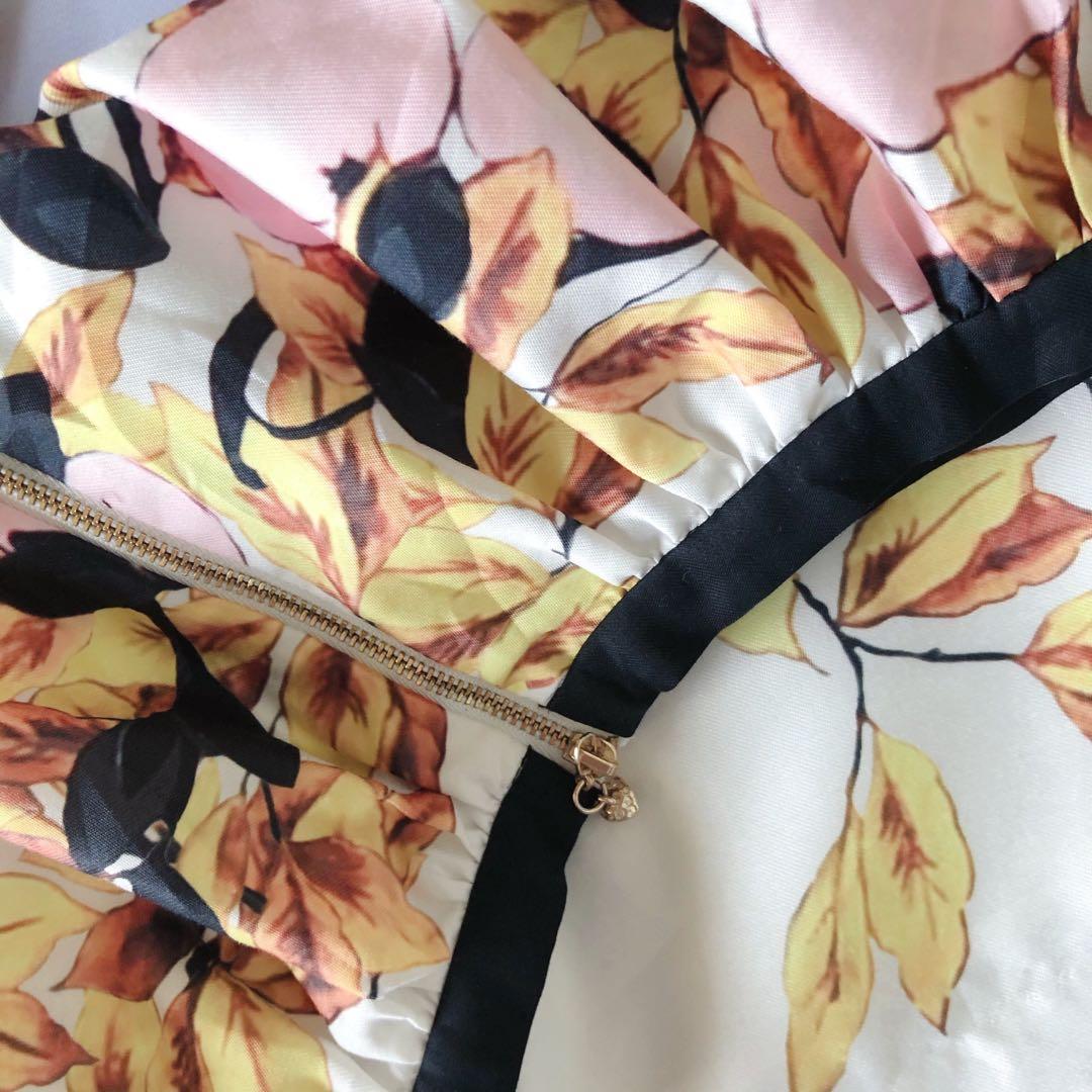 Floral midi skirt (Category: Skirts) located in Tagkawayan. Submitted by _millieee (Listing ID 1085447164, Image 3). Description: A designer brand in China Size: 26” - 27” Length: 19” Washed and steamed.