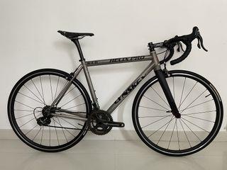 Lynskey Helix Pro complete bike with Campagnolo Chorus groupset, Pacenti rims & White Industry T11 hubs