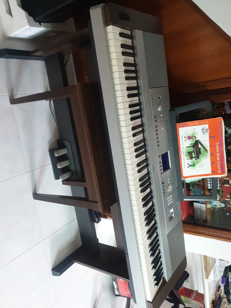 Portable grand yamaha electric piano DGX 640 Hobbies Toys