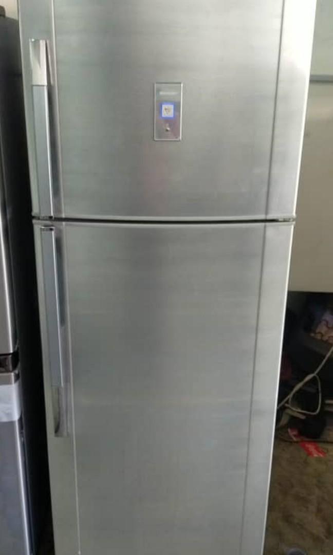 Sharp fridge (Category: Refrigerators & Freezers) located in Kuala Lumpur. Submitted by omi1991 (Listing ID 1085466982, Image 1). Description: Good working.
