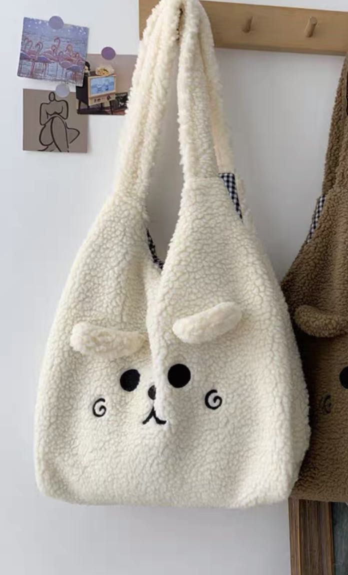 Fluffy lamb tote bag white