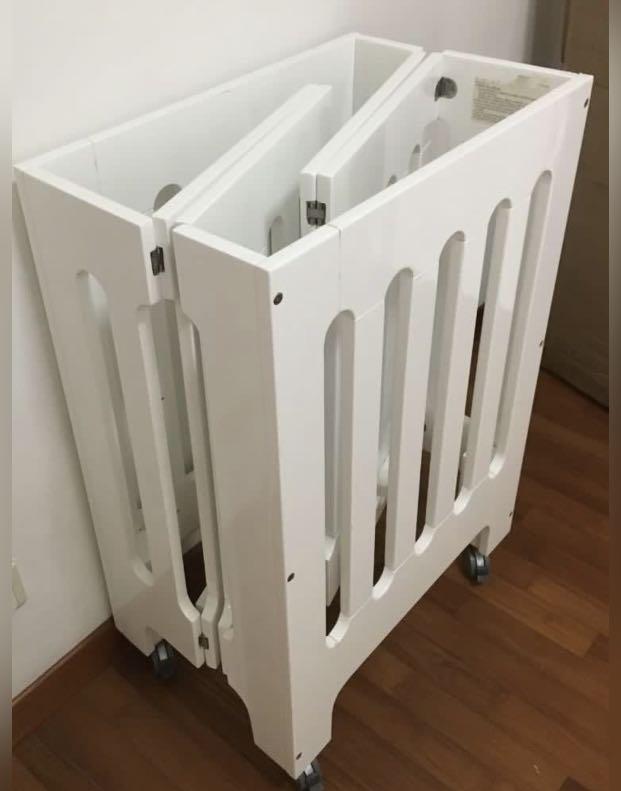 Foldable Bloom alma mini crib with spare sheets and bumper, Babies